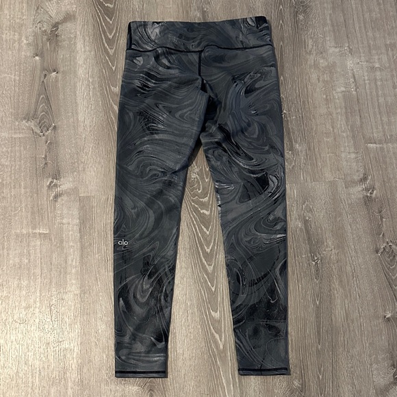 ALO Yoga Airbrush Workout Athletic Lounge Marbled Black Gray Casual Leggings - Picture 3 of 13